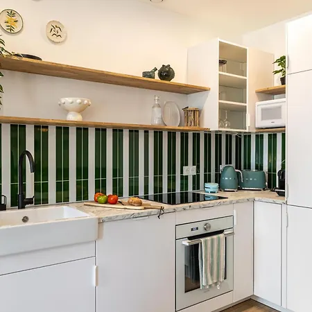 New! Remodeled & Spacious 4 Bedroom - 3 Bath - Heart Of - Ac In - With A Large Elevator * Nice