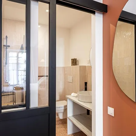 New! Remodeled & Spacious 4 Bedroom - 3 Bath - Heart Of - Ac In - With A Large Elevator