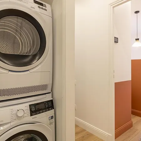 New! Remodeled & Spacious 4 Bedroom - 3 Bath - Heart Of - Ac In - With A Large Elevator *