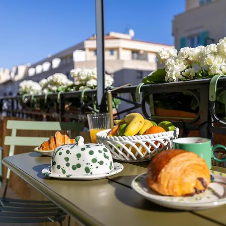 New! Remodeled & Spacious 4 Bedroom - 3 Bath - Heart Of - Ac In - With A Large Elevator Lejlighed Nice